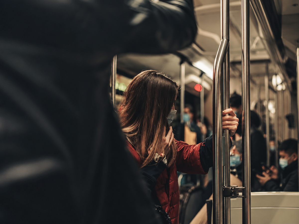 Harcèlement dans les transports : pourquoi les femmes adaptent encore leurs trajets