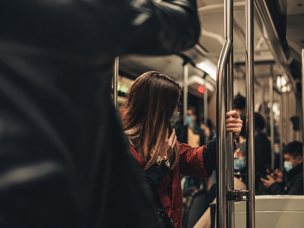 Harcèlement dans les transports : pourquoi les femmes adaptent encore leurs trajets